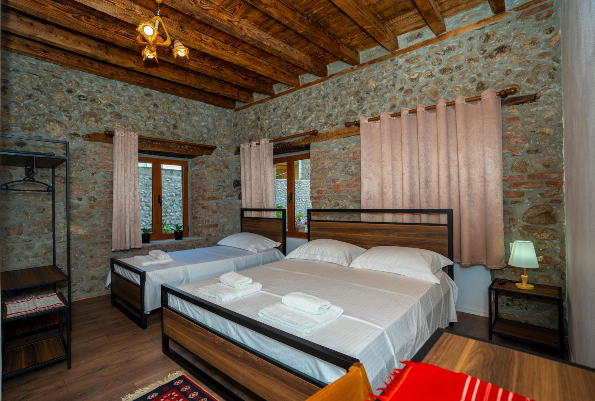 Intown Guesthouse Shkodër Exterior foto